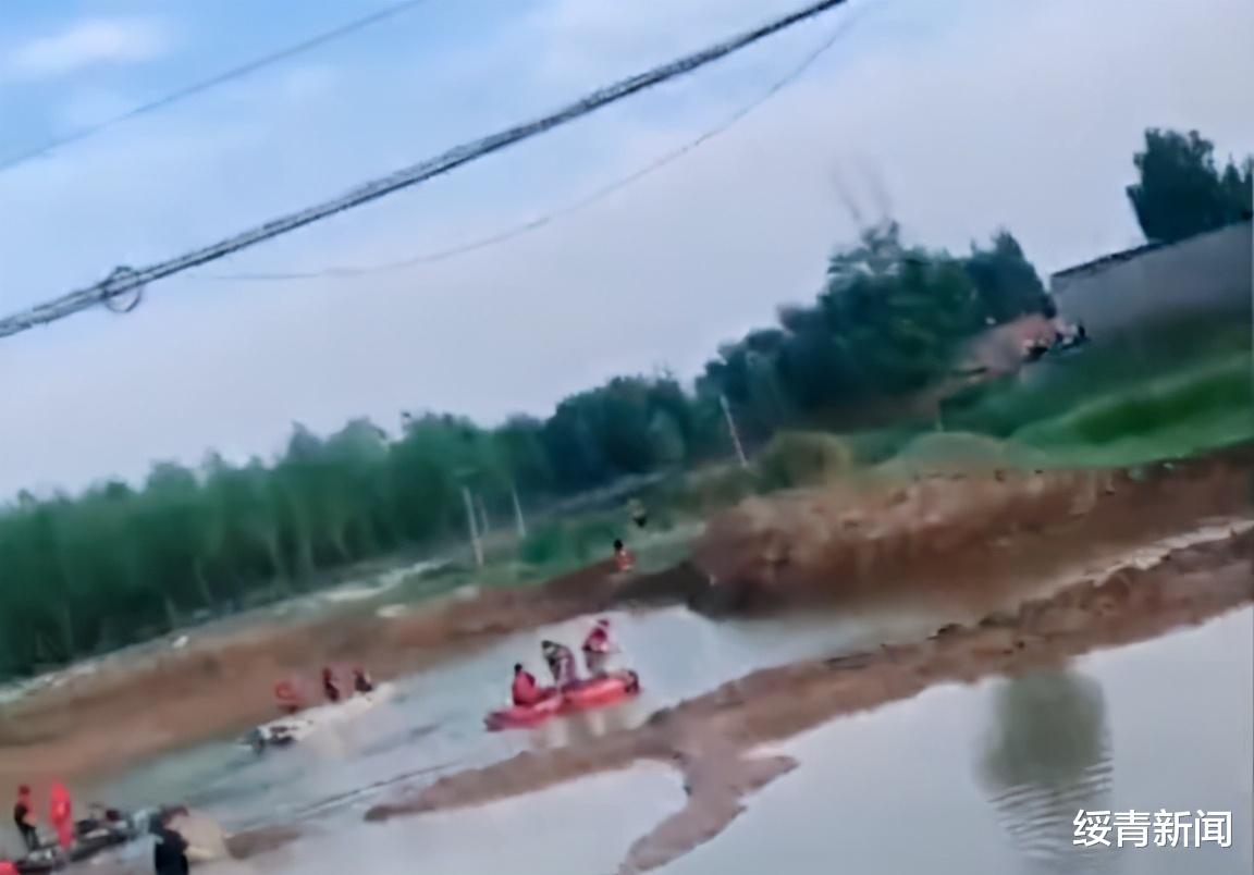绥青新闻 河北5名学生坑塘内不幸溺亡，孩子衣服摆成片，救援现场令人揪心！