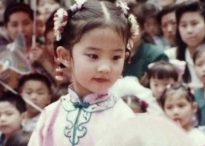 刘亦菲|那些年明星们的童年照，丽颖村头照接地气，杨幂美得不像话