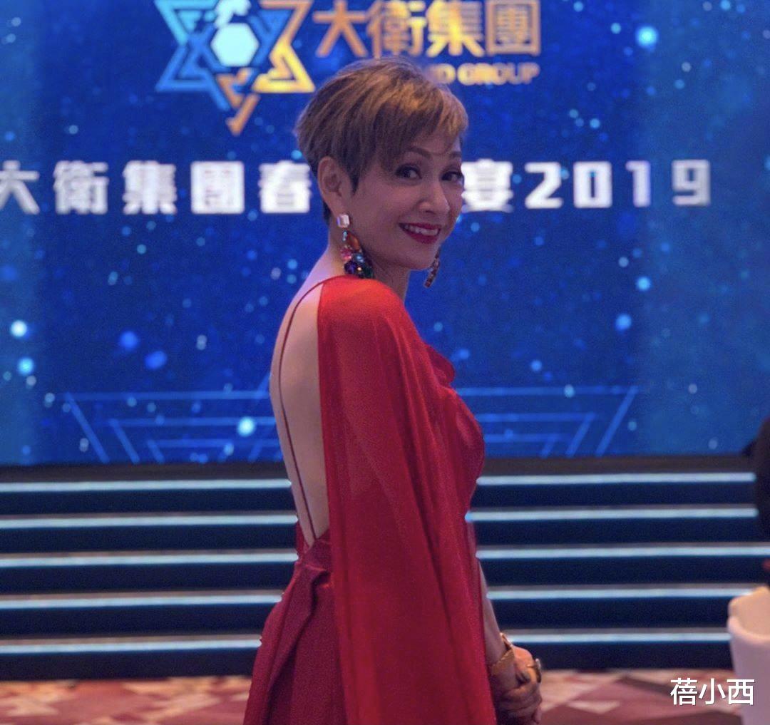 披萨|61岁的余安安真会穿，一袭红色薄纱裙配短发亮相，大婶们该学一学