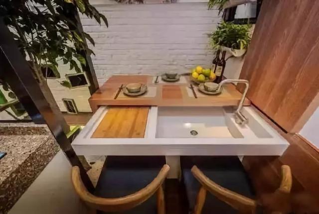 设计师|15米大树穿过20㎡老屋，一家人害怕遭雷劈，出价8万挖走也不敢卖