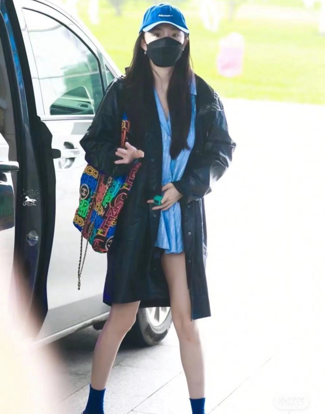 杨幂|杨幂拍戏遭围观，态度高冷惹路人“不满”，获专人撑伞换鞋排场大