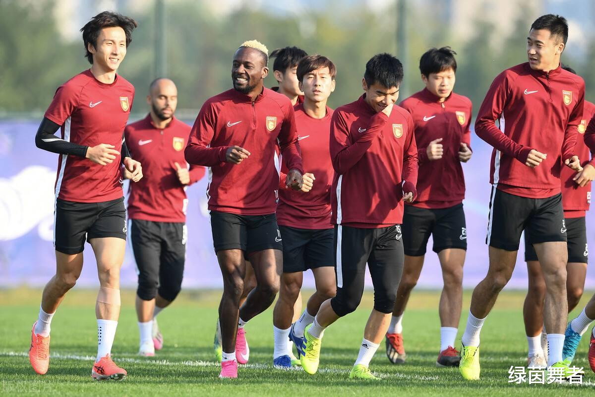 广州队|晚上18点！权威媒体爆猛料，2队下赛季或将解散，广州恒大情况乐观！