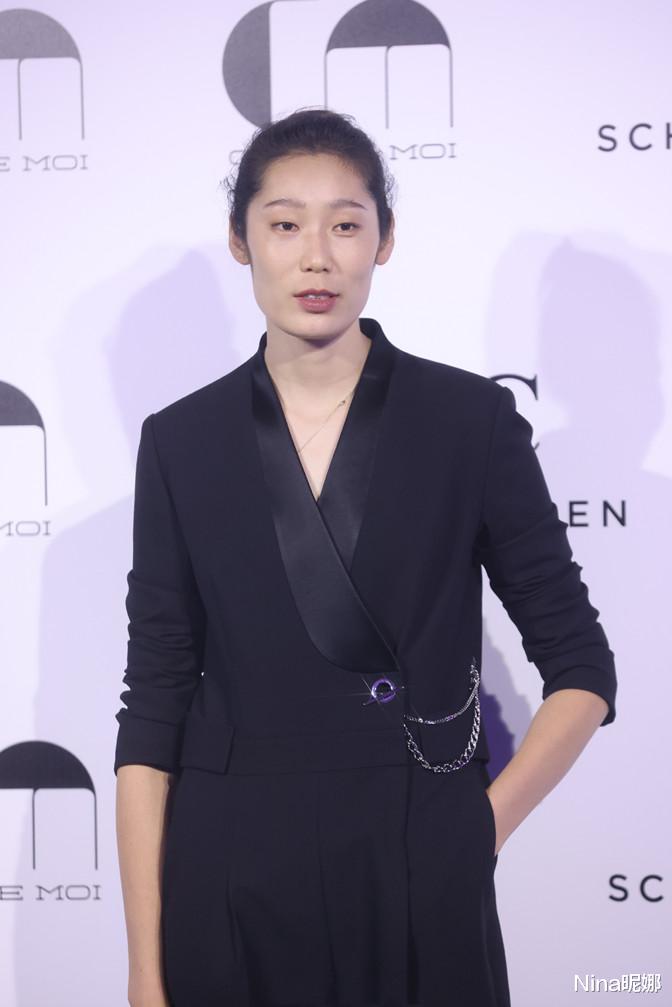 连体裤|女排冠军朱婷罕见看秀大变样，真空穿连体裤似超模，老戏骨孙俪变陪衬