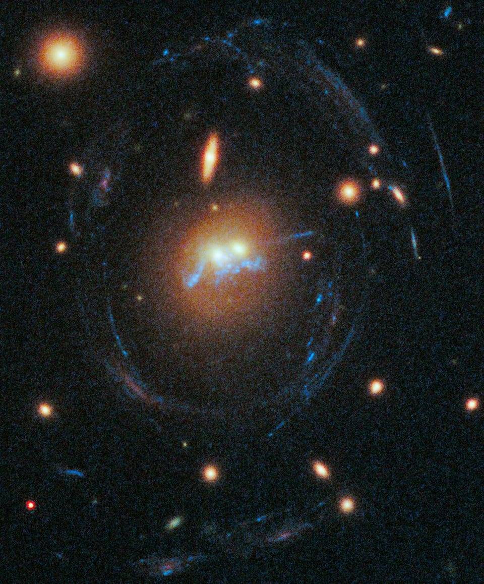  是雾里看花？不，是用超大质量星系团作透镜来看光的重力弯曲现象