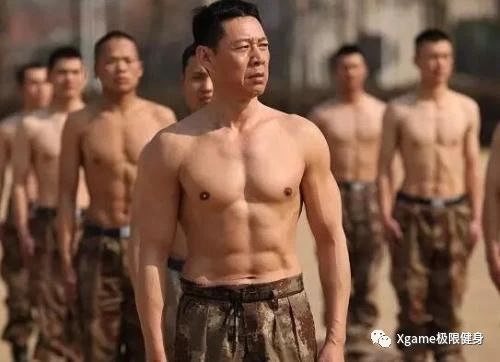 张丰毅|小鲜肉赤身与老兵比赛，身材差距引发争议！网友：白斩鸡