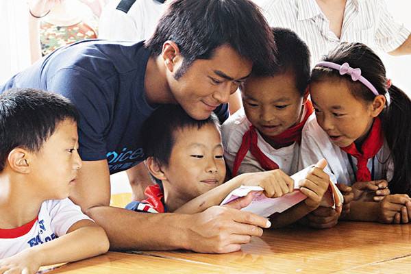 剪刀手新新 【古董级男神】他每天更新博客，曾坐牢22个月，如今捐学校100多所