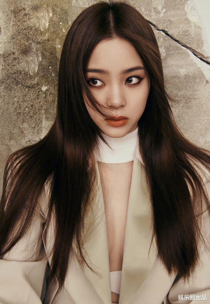 欧阳娜娜|欧阳娜娜拍摄六月刊封面照，坐姿引起热议，网友：“太霸气了”