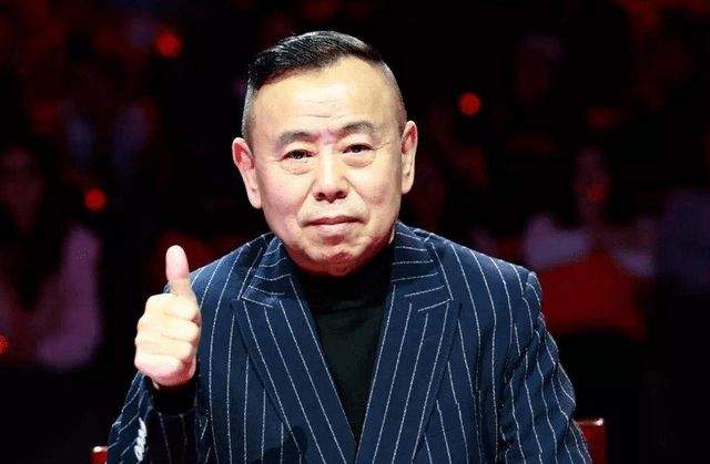 潘长江|64岁潘长江直播卖酒再惹争议，无视反诈警官连麦，网友：目无法纪