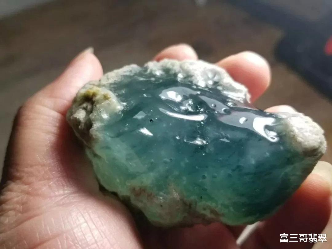 翡翠|不起眼的翡翠原石，剥皮后令人惊艳