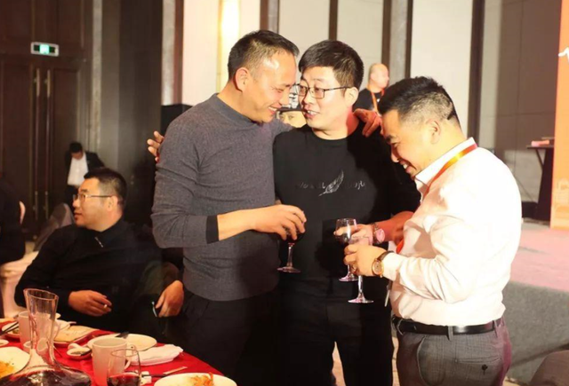 东莞|饭局里，地位再低，也不要抢着“端茶倒水”，只会闹笑话