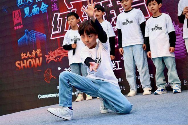 成都|“8岁男团”出道仅3天就解散，被官媒点名批评，家长表示很委屈