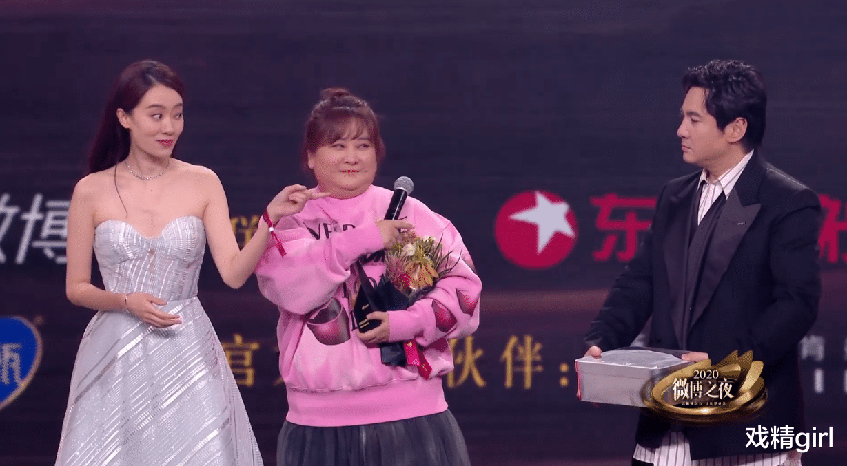 郭晶晶|黄晓明回头偷看baby，杨幂张小斐台下热聊，华晨宇邓紫棋领奖时互不理睬