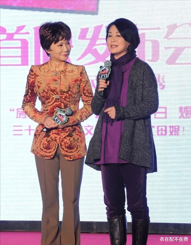 衣在配不在贵 60岁蔡明穿衣不装嫩，印花上衣优雅得体，但笔挺的裤缝太有年代感