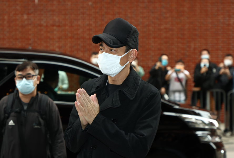 吴孟达|吴孟达设灵日感人细节：星爷提前到达，屏幕播放作品，花牌送不停