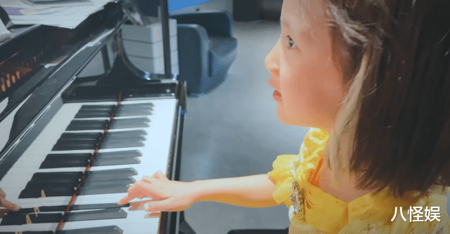 黄磊|黄磊与女儿牵手逛超市被偶遇，7岁多妹暴风抽高，细直长腿抢镜