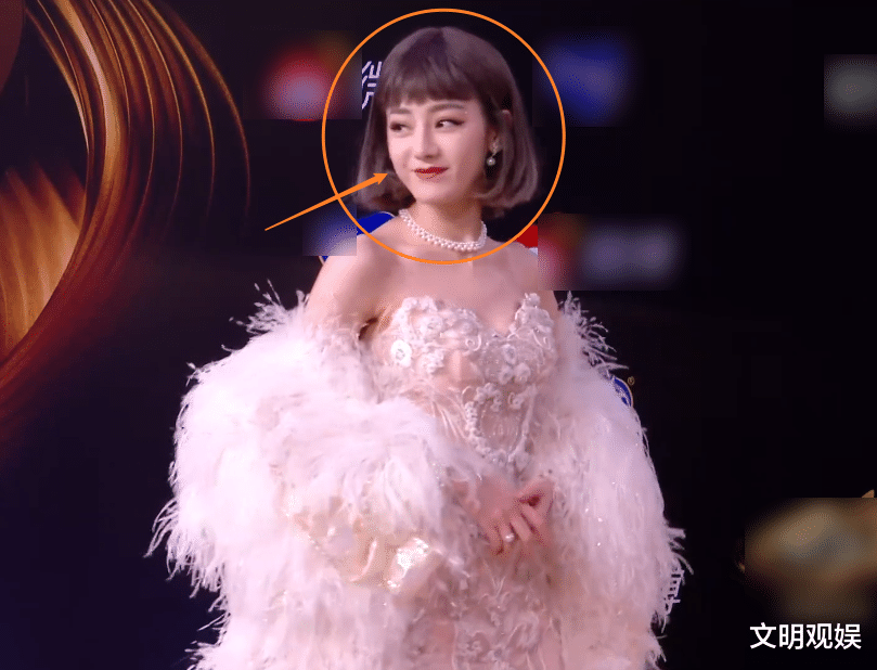 迪丽热巴|迪丽热巴换贵妇造型走红毯，离开美颜庇护，真实颜值令人看呆了眼