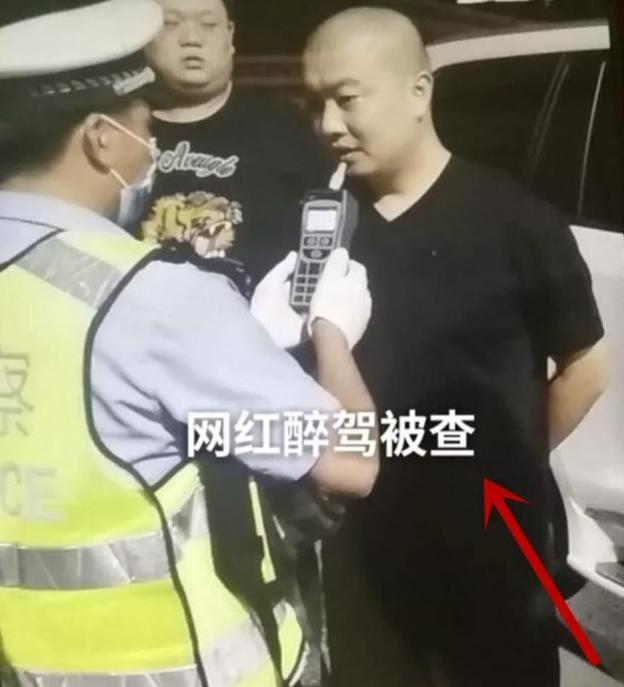 知名网红醉驾出车祸,现场一片狼藉车头粉碎,本人神志不清
