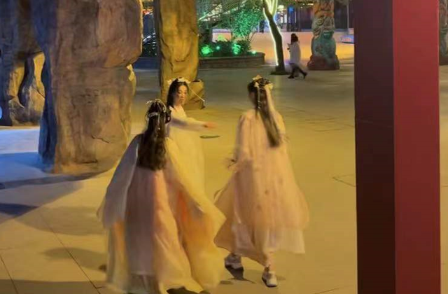 三姐妹|“田”家三姐妹齐聚，田静嘲笑弟弟比姚威矮，悦悦为100分奋斗