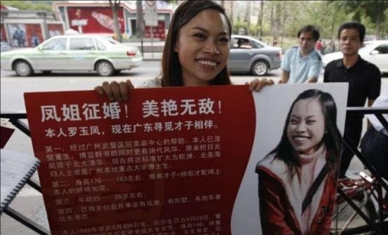 凤姐|11年前，曾扬言“宁死也不回中国”的凤姐，如今过得怎样了？