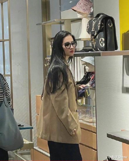 岳云鹏|34岁刘亦菲逛街被偶遇，生图比精修图还美，边走边系围巾超级自信