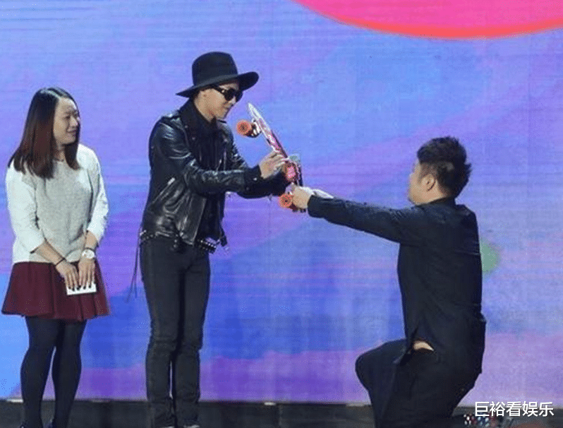 明星|“曾经当众下跪”的4位明星，前2位跪出了修养，后2位却让人愤怒