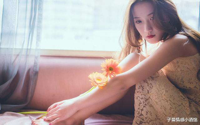 子晨情感小酒馆 女子在产房痛苦生产，丈夫和婆婆守在门外，小细节让网友直呼暖心