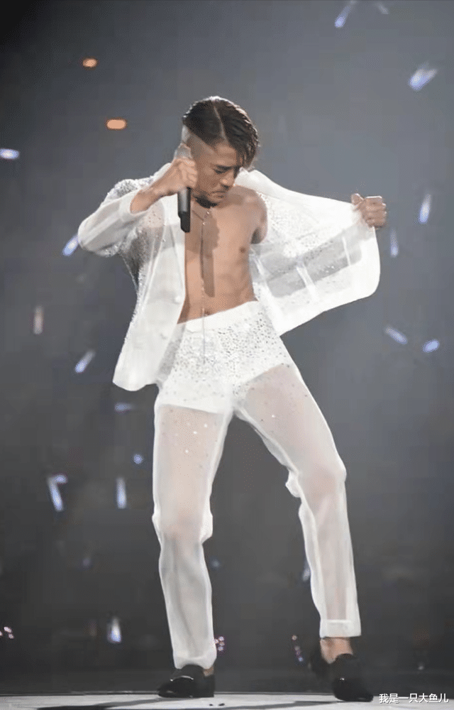 刘德华|明星造型能有多奇葩！刘德华露背装领先时代，陈奕迅有点辣眼睛