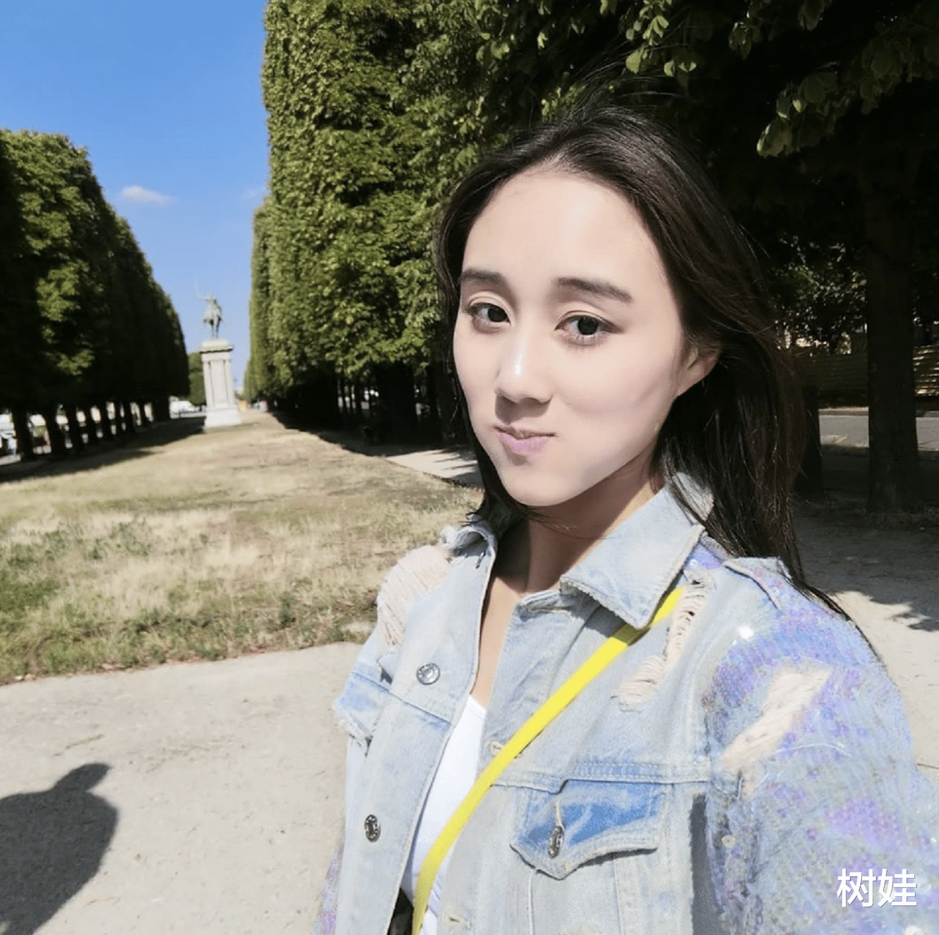 何超欣|何超欣现身清华大学开学典礼，穿校服气质清新，22岁正式攻读硕士