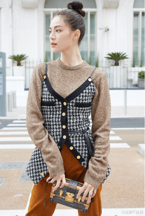 衣在配不在贵 钟楚曦身材挺占便宜的，穿“盖住脚”的裙子无压力，反而显得腿长