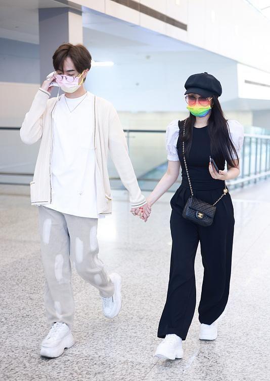 何有强|伊能静与儿子走机场让人惊艳!穿一身休闲装亮相,看着像姐弟