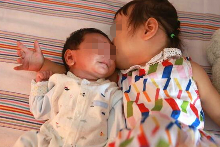 齐姐育儿|国外6位哥哥喜迎妹妹，只因全家都想要一个女孩，这场面让人感动