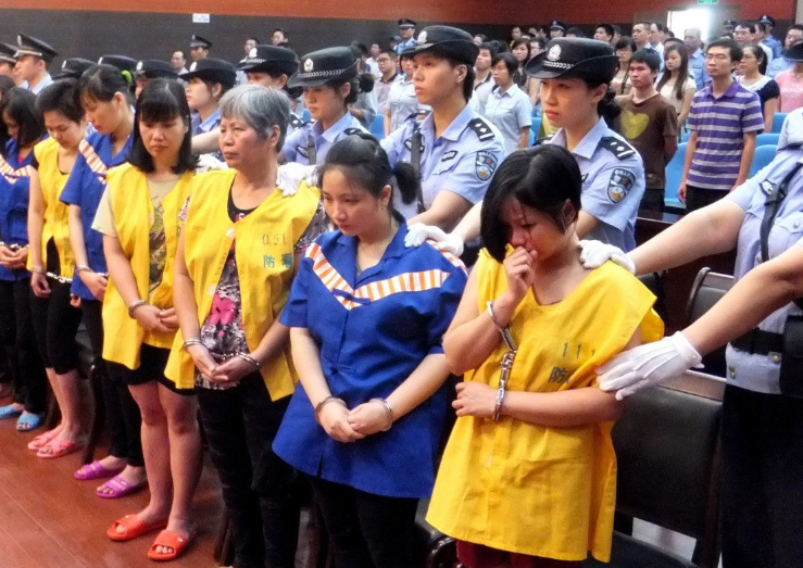 若女学生碰到人贩子，说“我不认识他”没用，3种方法路人会帮你