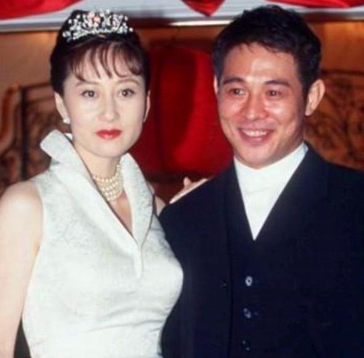 李连杰|30年前，李连杰为利智抛弃怀孕的黄秋燕，如今黄秋燕过得咋样？