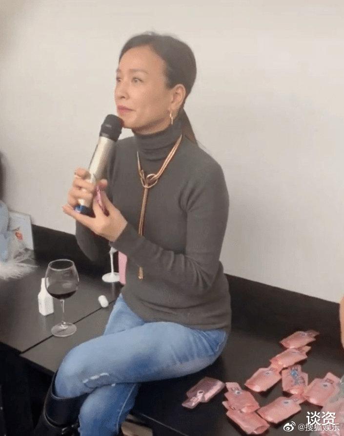 张庭|51岁张庭素颜现身活动，大方展示身材，称自己比未生育女士更有优势