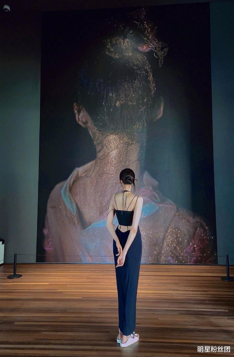 关晓彤|关晓彤最新营业照曝光，真的瘦了很多，95后小花还有她的位置吗