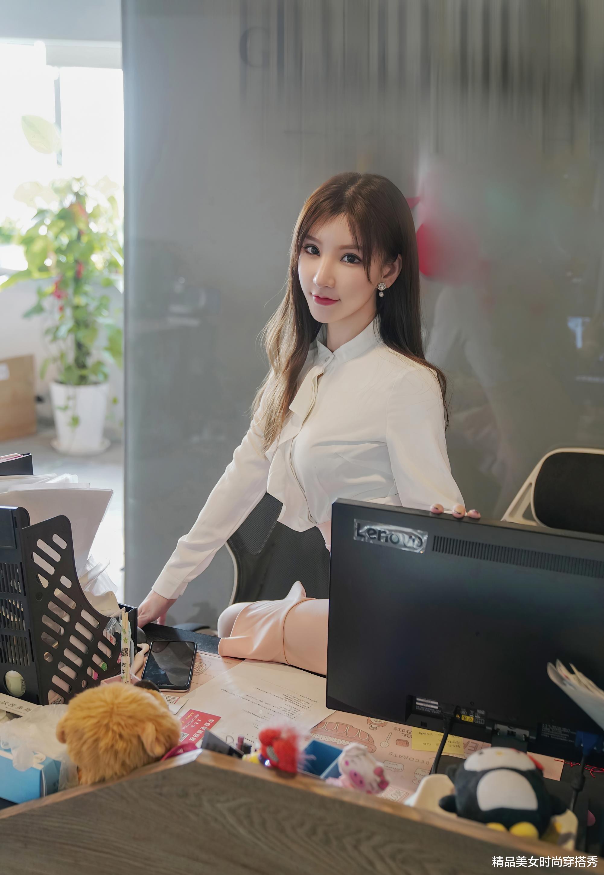 |美女把约会的衣服穿去上班，想不到也一样职业感十足，干练又时尚