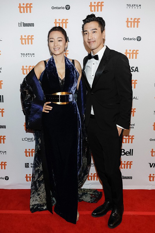 BiuVogue|巩俐虽然年纪不小了,还做了美黑赶时髦,穿裙子秀出窈窕身材