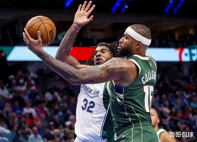 雄鹿队|40+16+6，联盟第一中锋归来！娶黑人娇妻，NBA最萌身高差