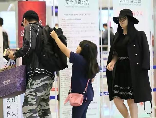 李湘|李湘如何在日常搭配展现贵妇感？包包和配饰是重点，尽显阔太气息