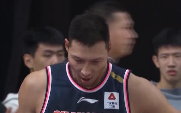 广东男篮|广东队要爆冷？强势反超！替补奇兵4中4砍11分爆发，易建联状态差