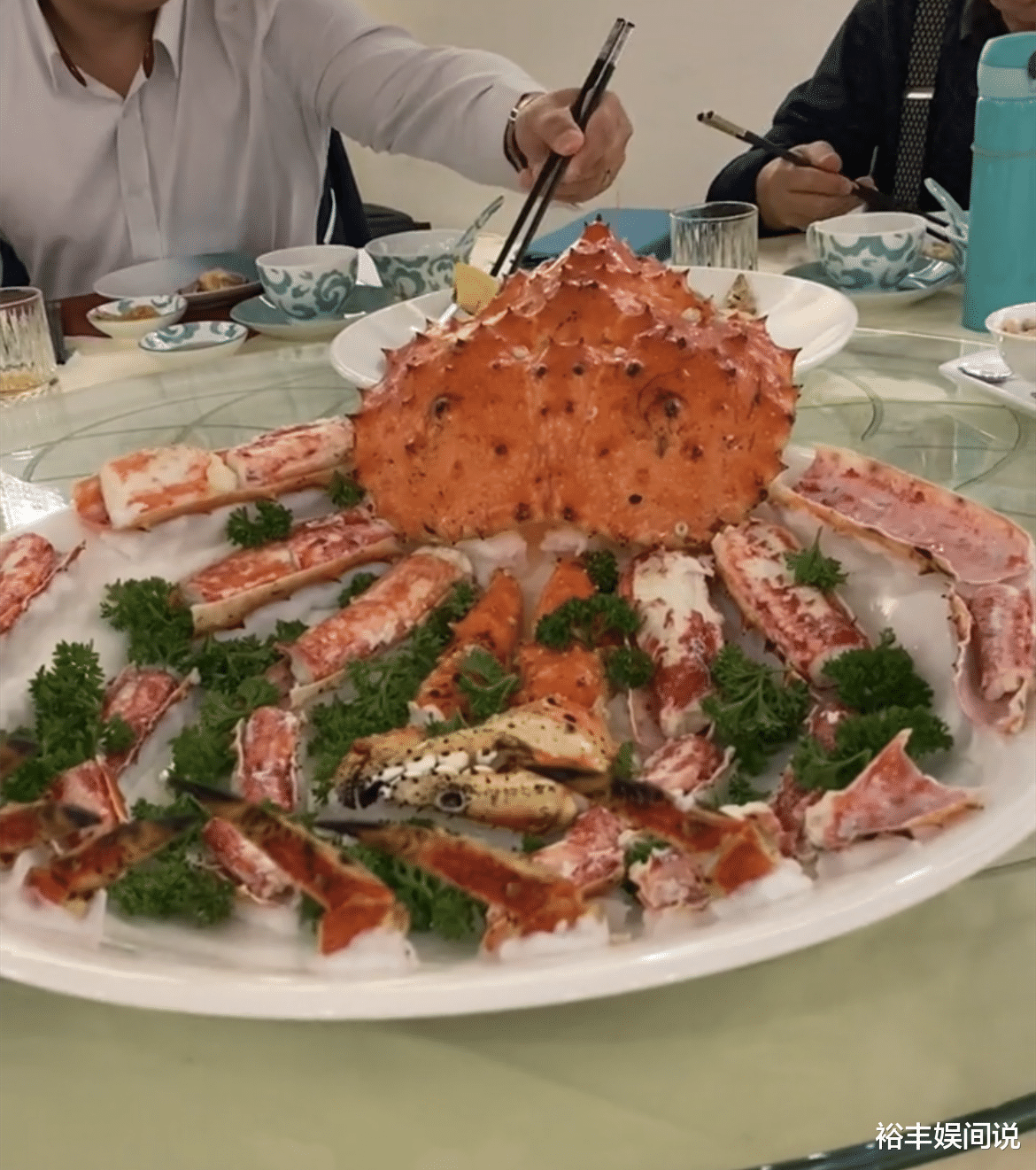 李龙基|一众TVB老戏骨聚餐吃帝王蟹，李龙基满头白发，鲁振顺打扮超时尚