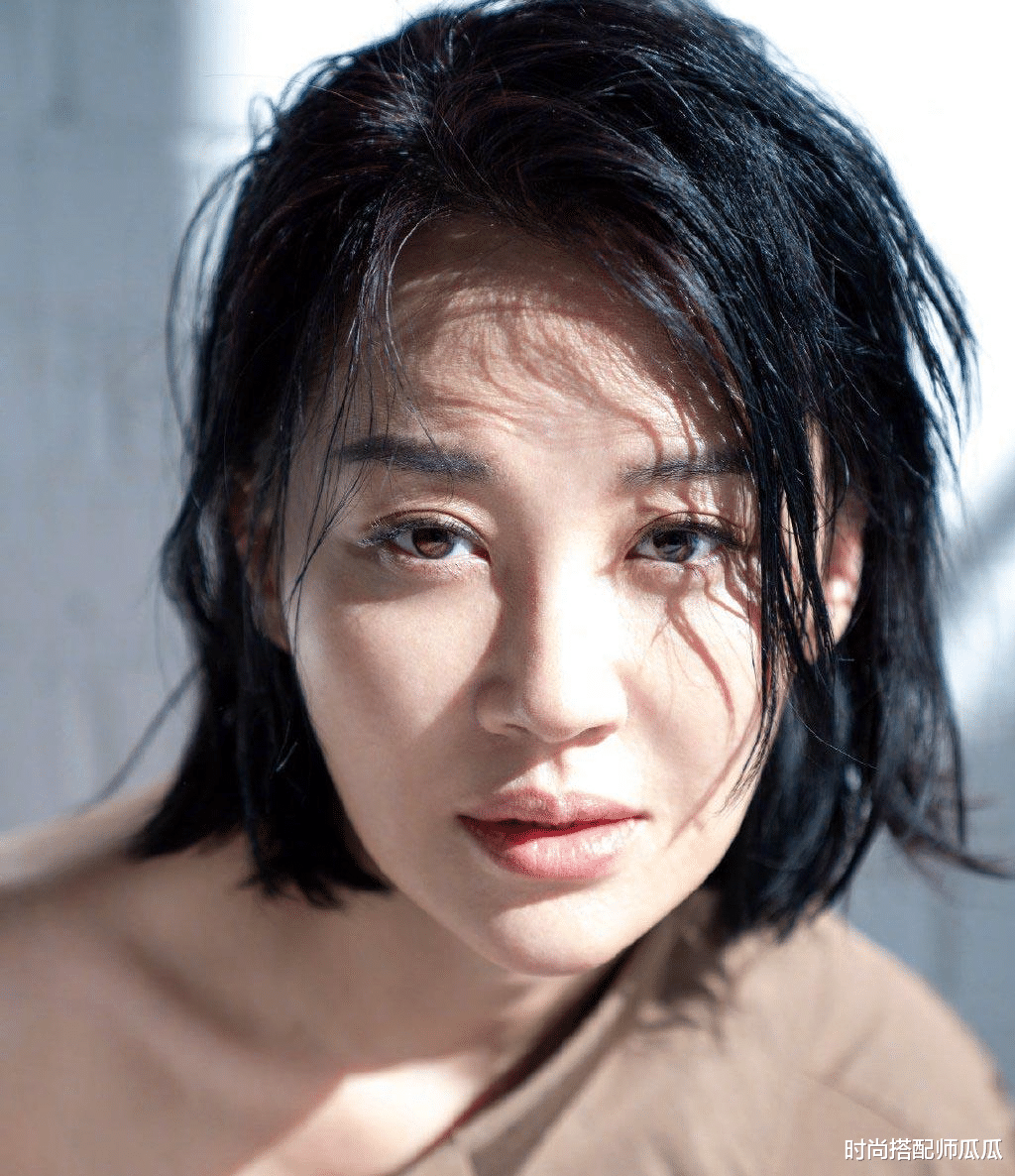 时尚搭配师瓜瓜|50岁女人尽量远离这“5种”发型，不仅大妈感十足，还特别显老