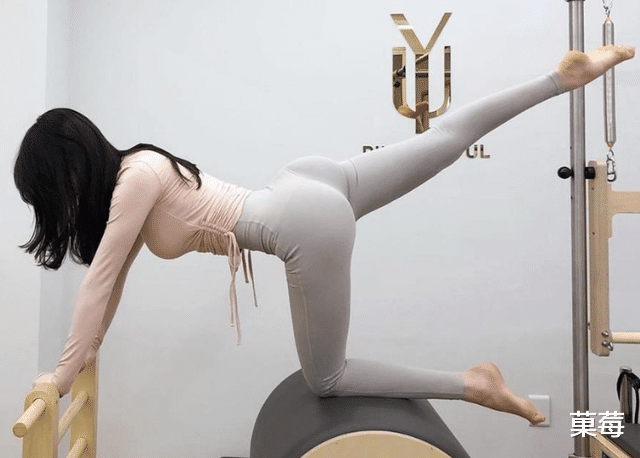 菓莓 “最美”高中女教师，课堂教学照片很迷人，网友：太有女人味儿了