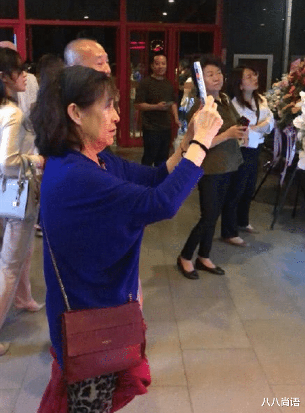 章子怡|章子怡又晒妈妈年轻照，短发穿立领外套好洋气，母女基因都很奇妙