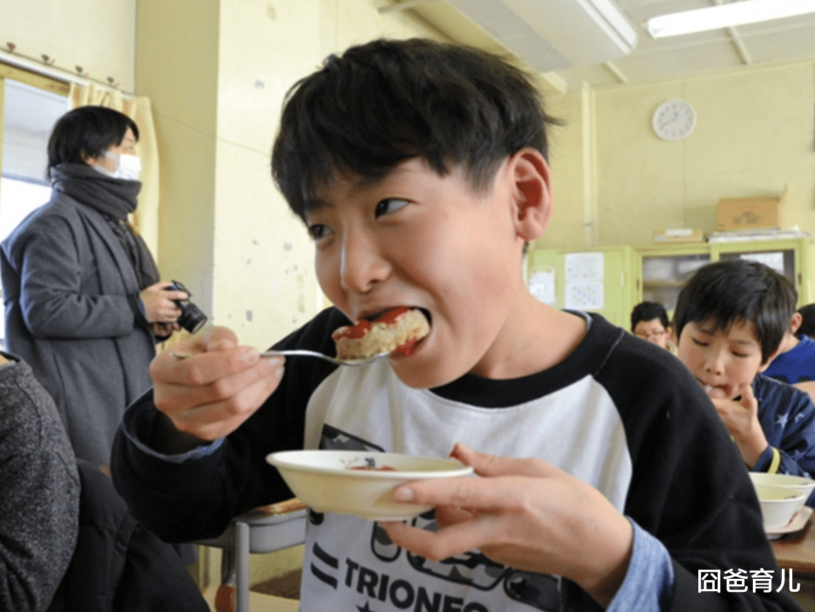 囧爸育儿 日本儿童健康居世界首位，他们的学校午餐制度，很多学校做不到