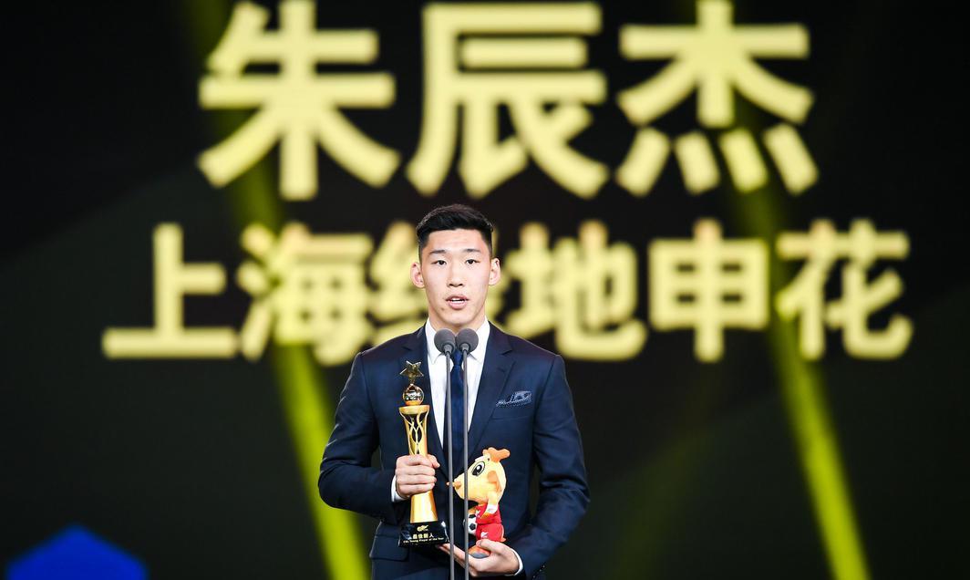 可馨育娃|踢7场比赛征服李铁！21岁里皮爱将还是香饽饽，国足给他留位！