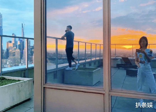 蕾雅·赛杜|陈赫前妻许婧晒万圣节妆容，被男友搂怀中俏皮搞怪，甜蜜十足