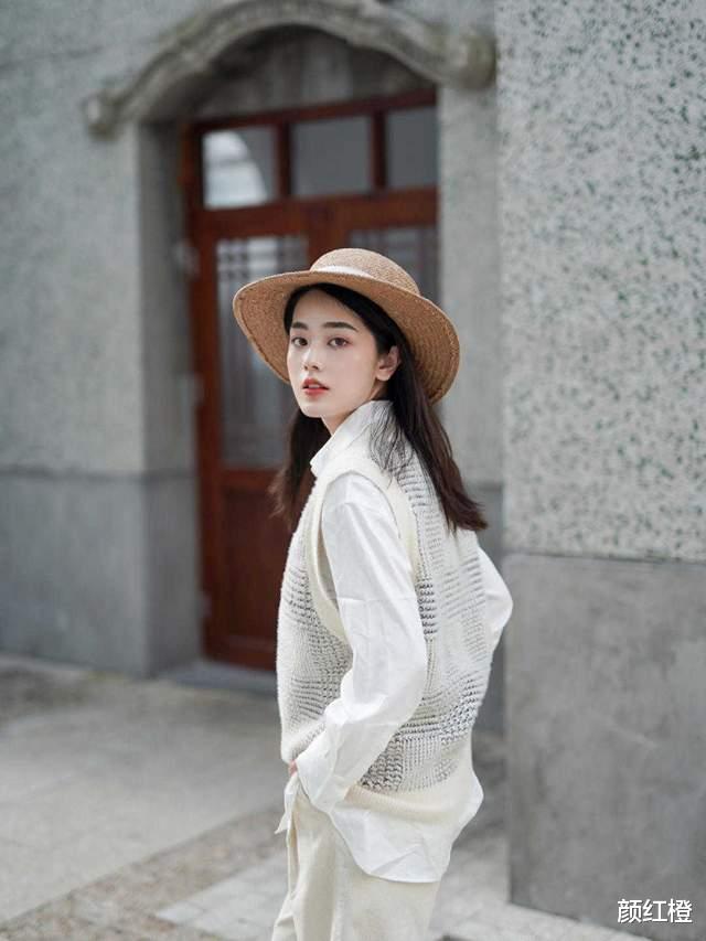 颜红橙|T恤怎么穿出高级感？试试这几种搭配方式，让你气质翻倍又温柔