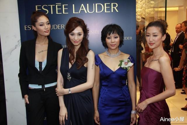 Ainee小屋|李美凤不愧是董事长夫人，裙子质感高级富贵，比身边路人壕气