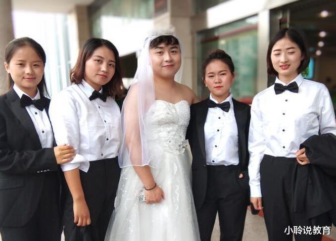 女大学生|女大学生自拍照曝光，睡在上铺的“兄弟”火了，男女混寝成真了？